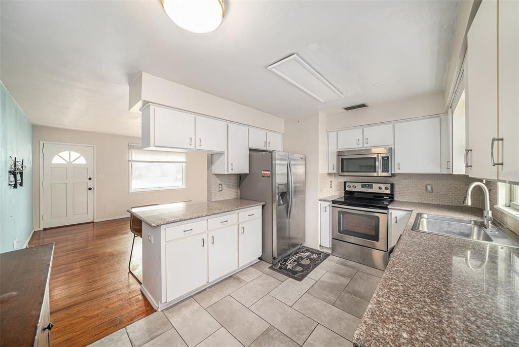 For Sale: $340,000 (3 beds, 2 baths, 912 Square Feet)