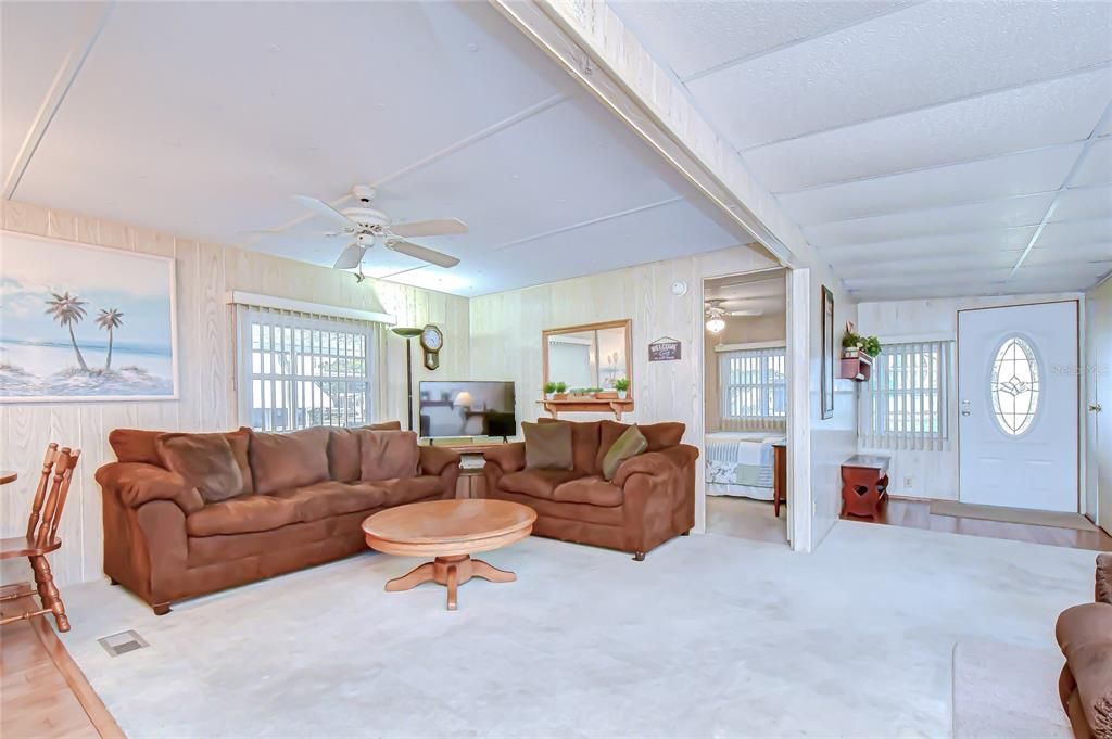 待售: $129,900 (2 贝兹, 2 浴室, 897 平方英尺)