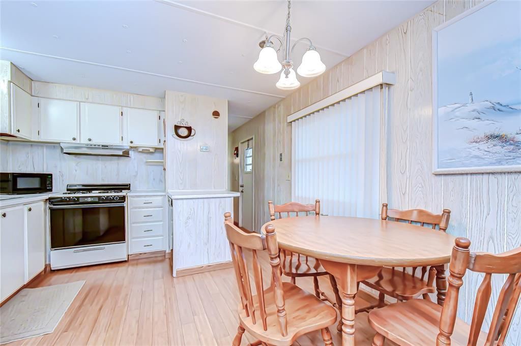 待售: $129,900 (2 贝兹, 2 浴室, 897 平方英尺)