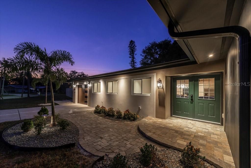 For Sale: $699,000 (4 beds, 3 baths, 2000 Square Feet)