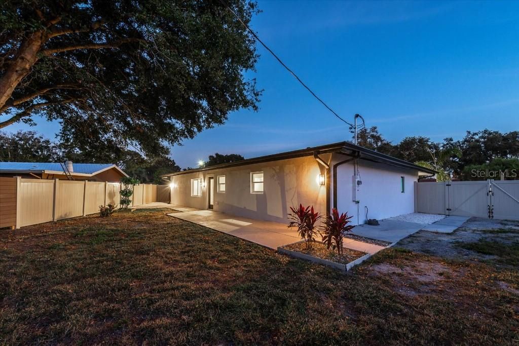 For Sale: $699,000 (4 beds, 3 baths, 2000 Square Feet)