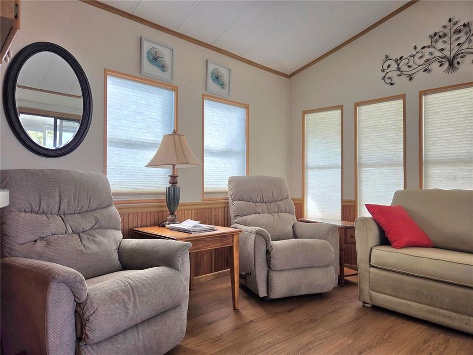 For Sale: $85,000 (1 beds, 1 baths, 404 Square Feet)