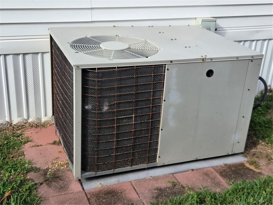 For Sale: $85,000 (1 beds, 1 baths, 404 Square Feet)