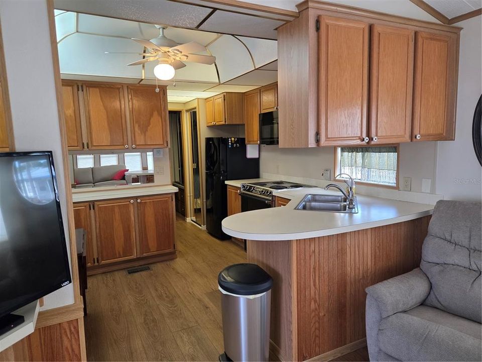 For Sale: $85,000 (1 beds, 1 baths, 404 Square Feet)