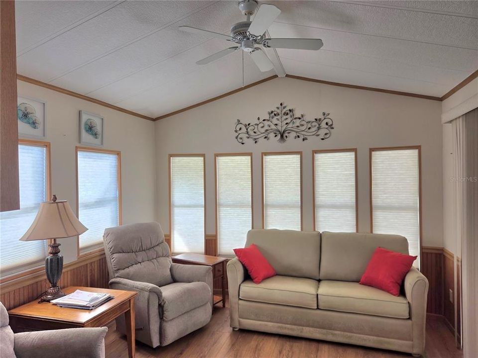 For Sale: $85,000 (1 beds, 1 baths, 404 Square Feet)