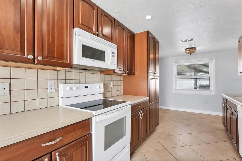 For Sale: $365,000 (2 beds, 2 baths, 1325 Square Feet)