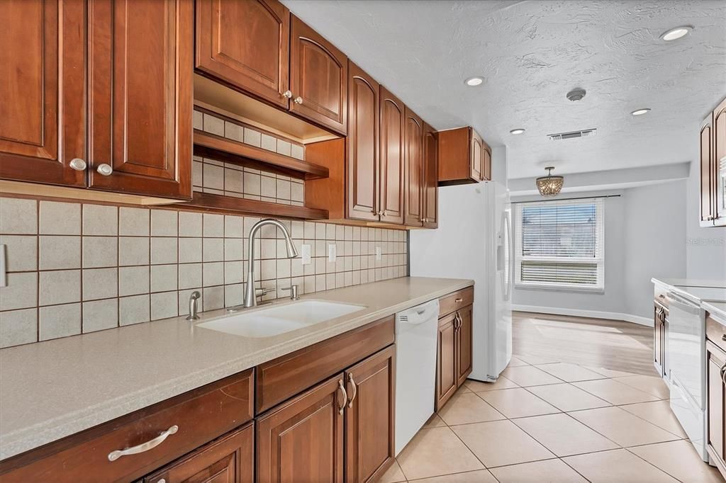 For Sale: $365,000 (2 beds, 2 baths, 1325 Square Feet)