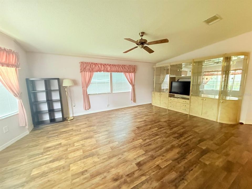 For Sale: $269,900 (3 beds, 2 baths, 1334 Square Feet)