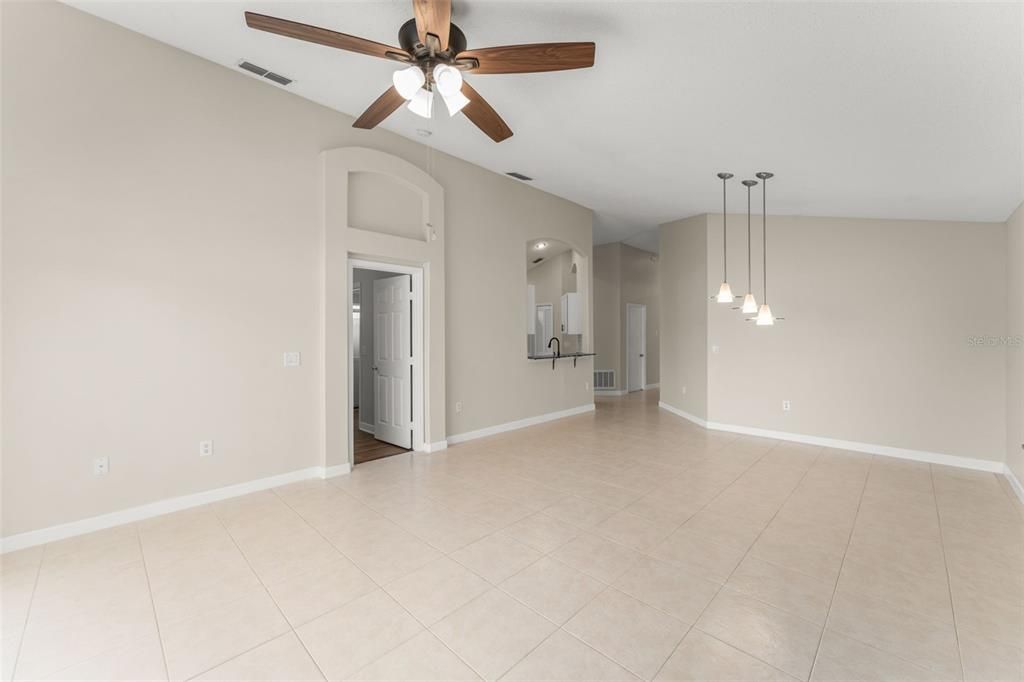 待售: $359,900 (4 贝兹, 2 浴室, 1220 平方英尺)