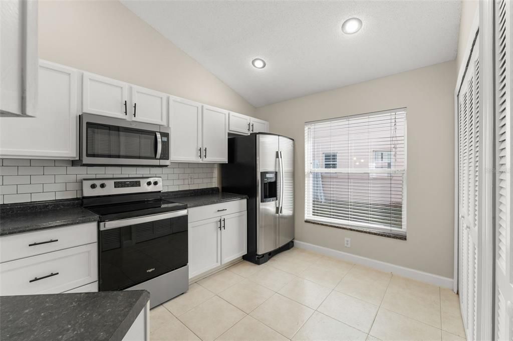 待售: $359,900 (4 贝兹, 2 浴室, 1220 平方英尺)