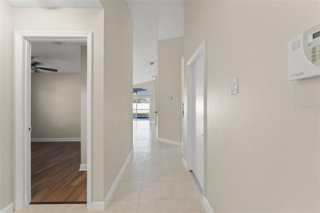 待售: $359,900 (4 贝兹, 2 浴室, 1220 平方英尺)