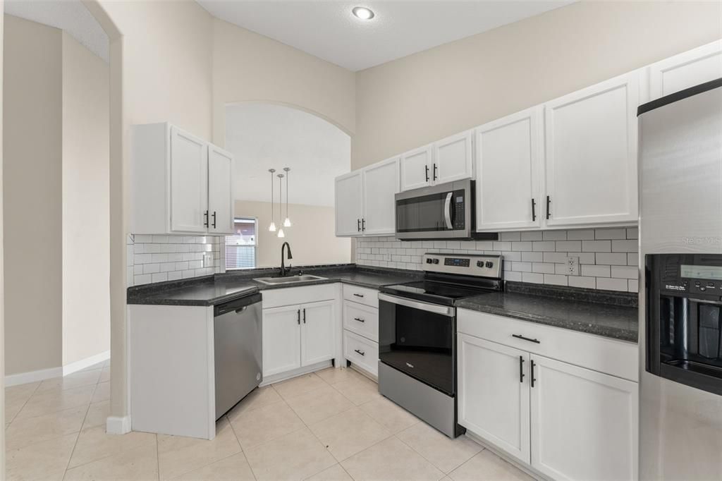 待售: $359,900 (4 贝兹, 2 浴室, 1220 平方英尺)