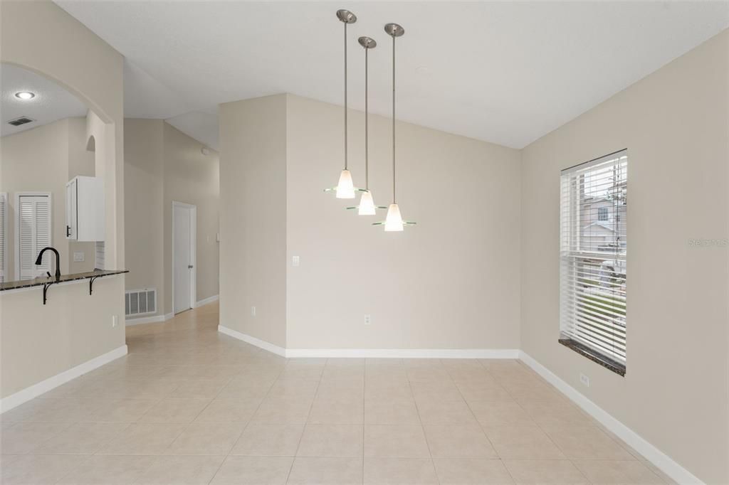 待售: $359,900 (4 贝兹, 2 浴室, 1220 平方英尺)