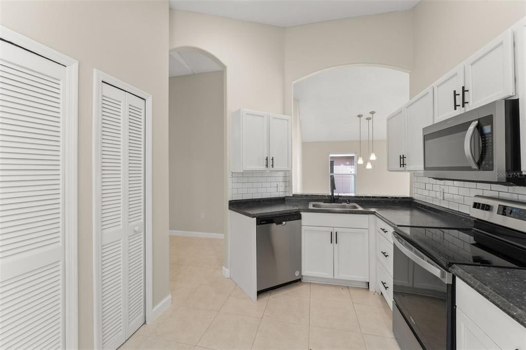 待售: $359,900 (4 贝兹, 2 浴室, 1220 平方英尺)