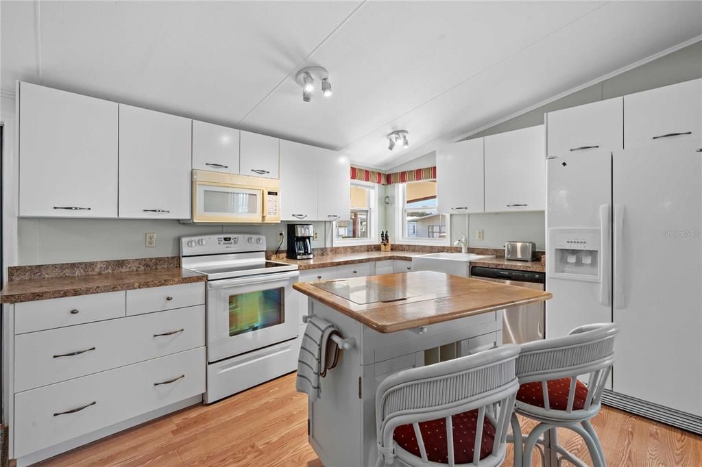 На продажу: $185,000 (2 спален, 2 ванн, 960 Квадратных фут)