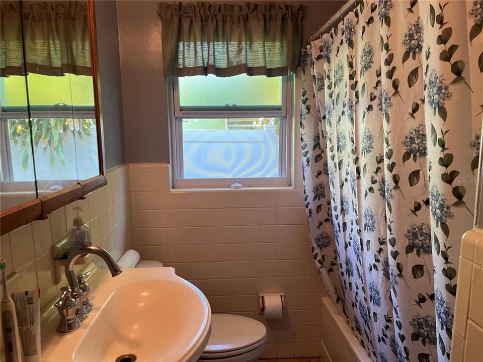 For Sale: $439,900 (2 beds, 1 baths, 1248 Square Feet)