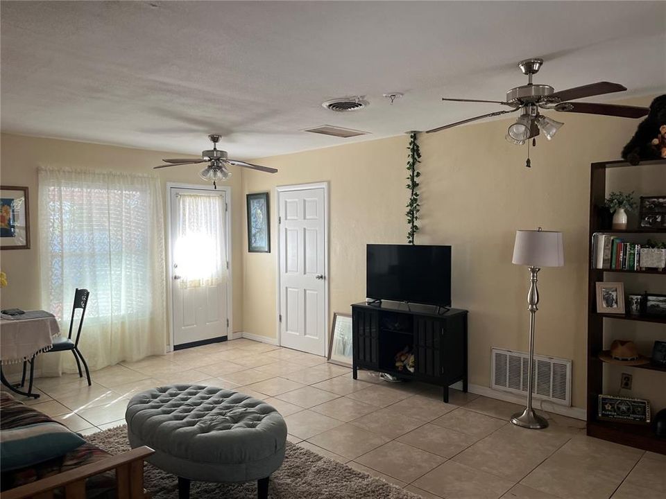 For Sale: $439,900 (2 beds, 1 baths, 1248 Square Feet)