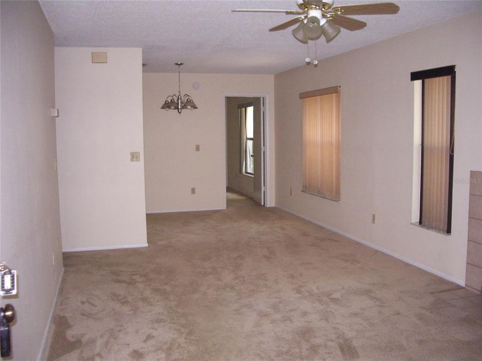 For Rent: $1,375 (2 beds, 2 baths, 889 Square Feet)