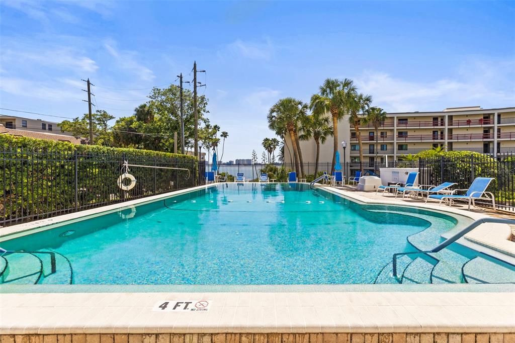 合同活跃: $249,900 (2 贝兹, 2 浴室, 1290 平方英尺)