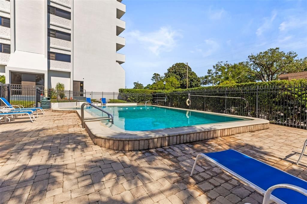 合同活跃: $249,900 (2 贝兹, 2 浴室, 1290 平方英尺)