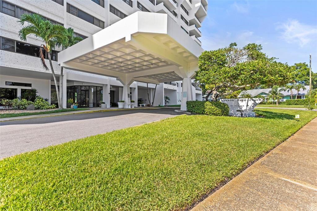 合同活跃: $249,900 (2 贝兹, 2 浴室, 1290 平方英尺)