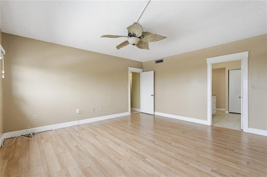 For Sale: $249,900 (2 beds, 2 baths, 1290 Square Feet)