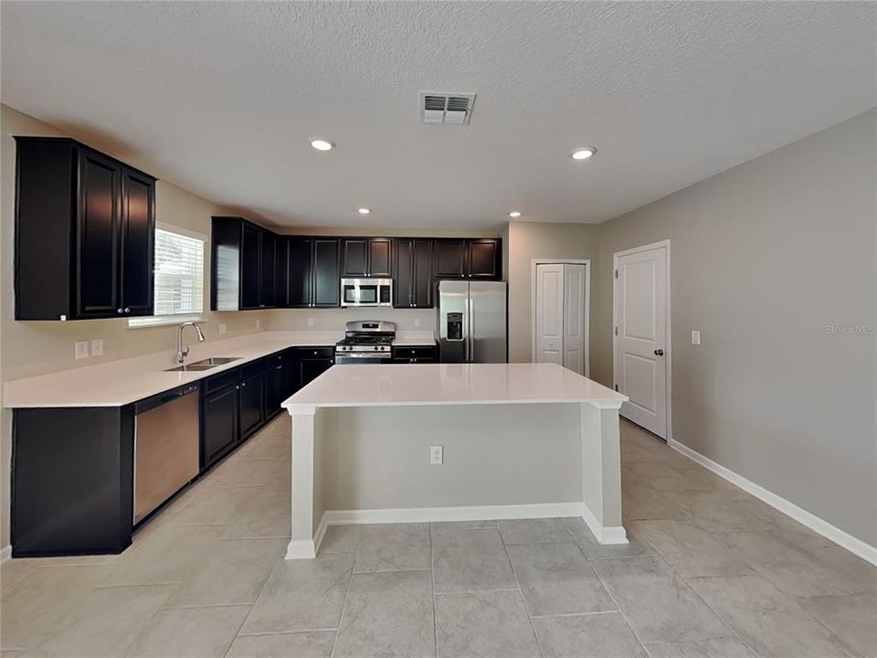 For Rent: $1,959 (3 beds, 2 baths, 2584 Square Feet)