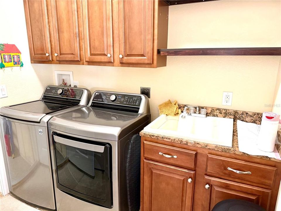 出租: $5,900 (3 贝兹, 2 浴室, 2004 平方英尺)