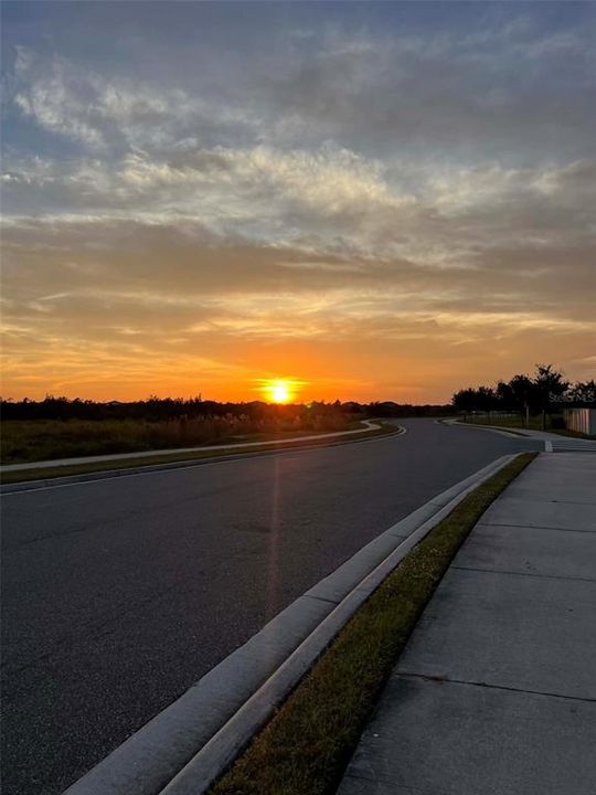 合同活跃: $349,999 (4 贝兹, 2 浴室, 1696 平方英尺)