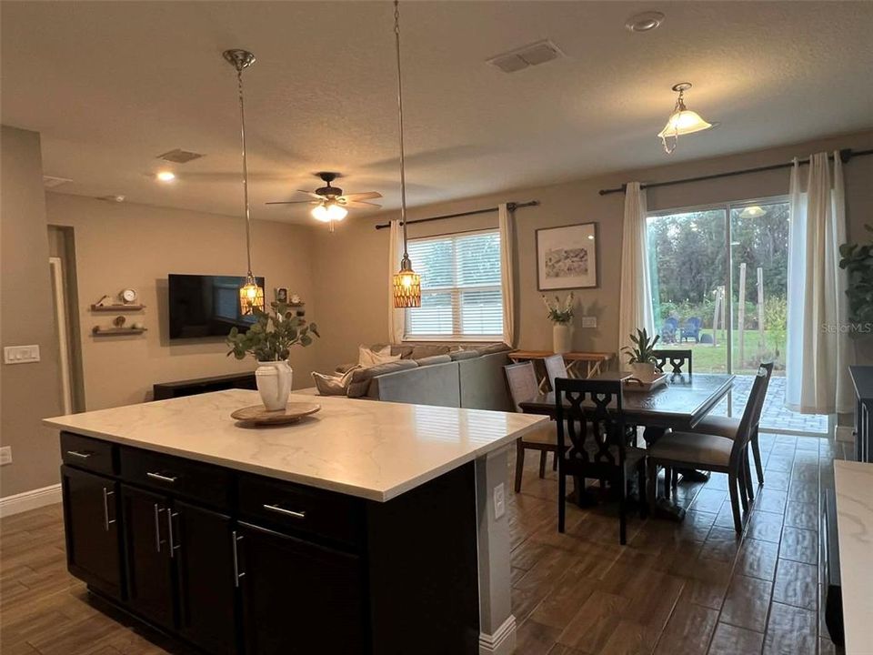 合同活跃: $349,999 (4 贝兹, 2 浴室, 1696 平方英尺)