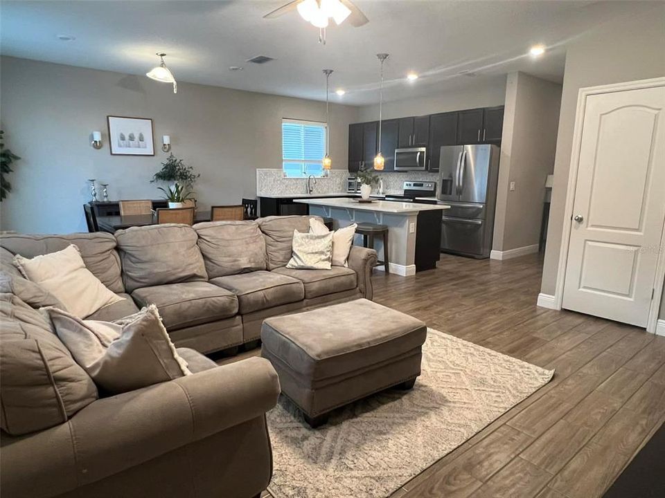 合同活跃: $349,999 (4 贝兹, 2 浴室, 1696 平方英尺)