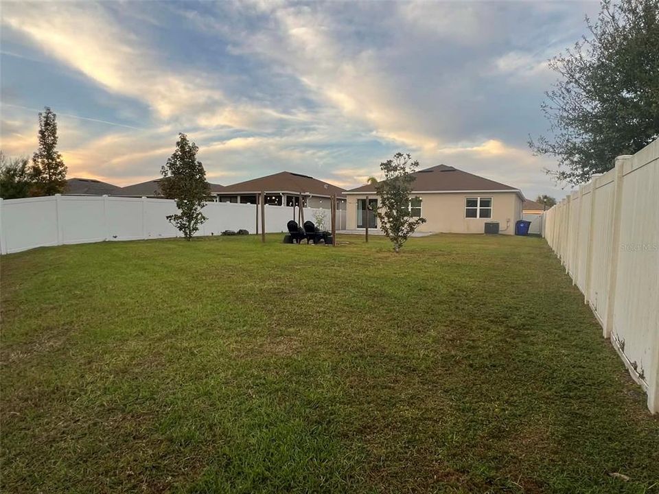 合同活跃: $349,999 (4 贝兹, 2 浴室, 1696 平方英尺)