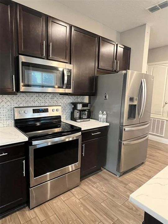 合同活跃: $349,999 (4 贝兹, 2 浴室, 1696 平方英尺)