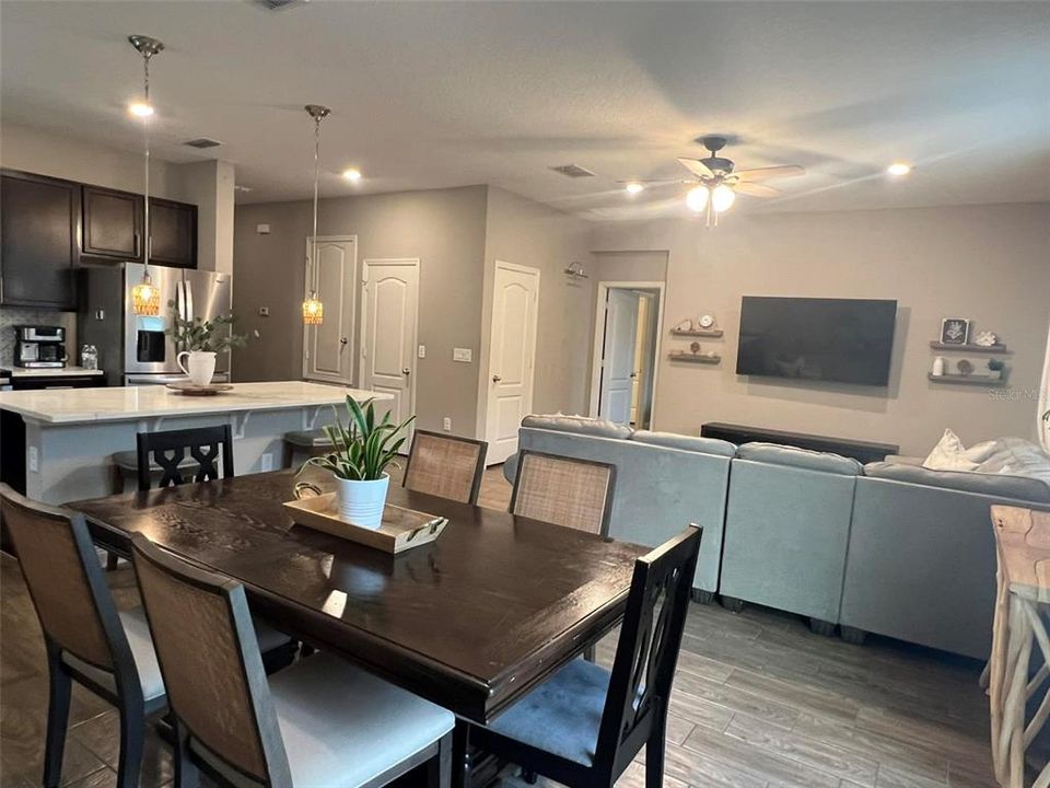 合同活跃: $349,999 (4 贝兹, 2 浴室, 1696 平方英尺)