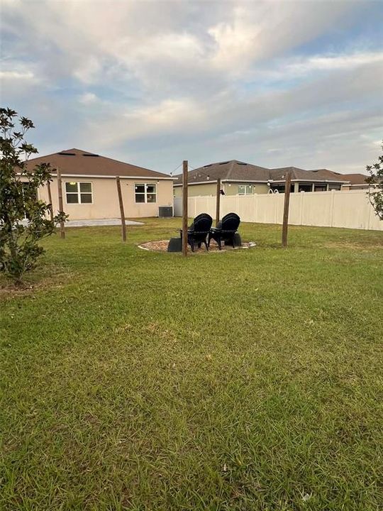 合同活跃: $349,999 (4 贝兹, 2 浴室, 1696 平方英尺)