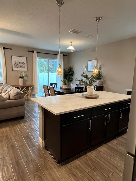 合同活跃: $349,999 (4 贝兹, 2 浴室, 1696 平方英尺)