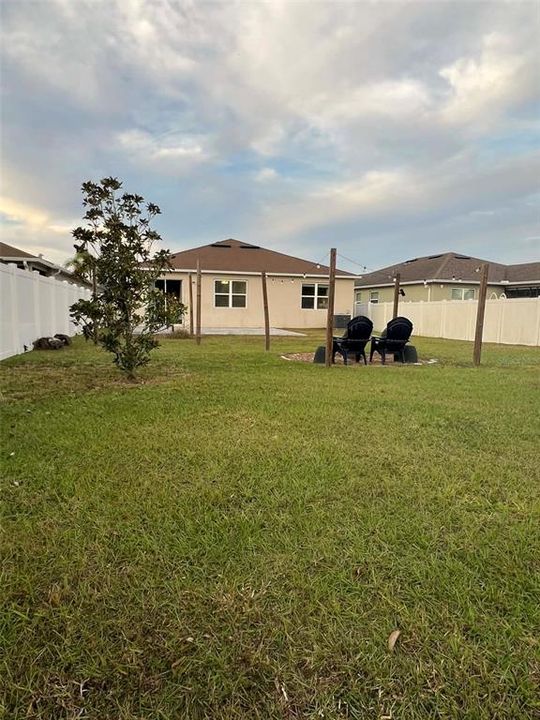 合同活跃: $349,999 (4 贝兹, 2 浴室, 1696 平方英尺)