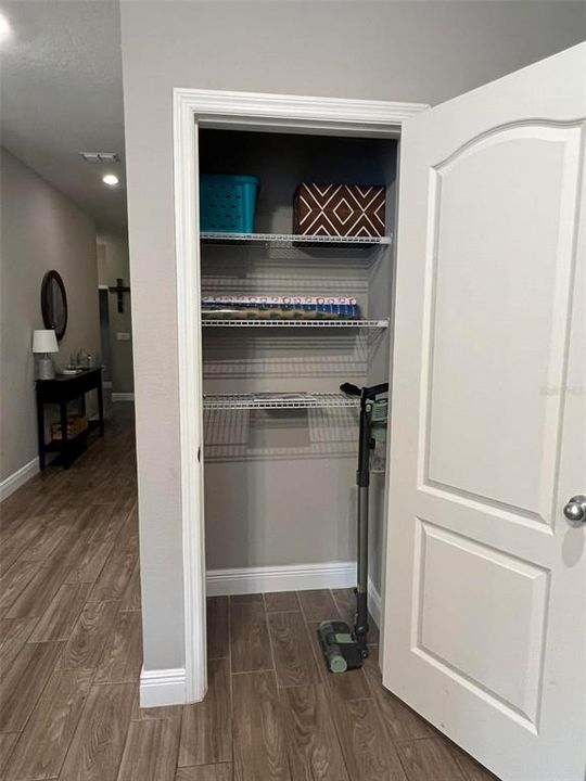 合同活跃: $349,999 (4 贝兹, 2 浴室, 1696 平方英尺)