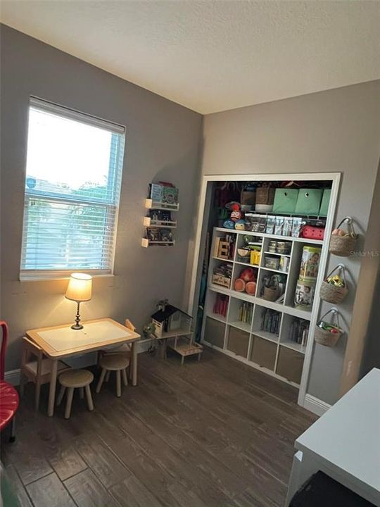 合同活跃: $349,999 (4 贝兹, 2 浴室, 1696 平方英尺)