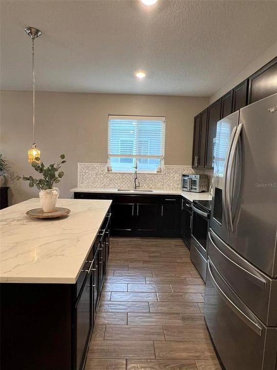 合同活跃: $349,999 (4 贝兹, 2 浴室, 1696 平方英尺)