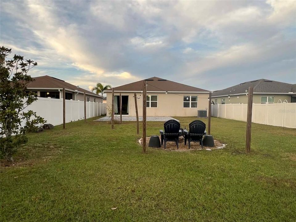 合同活跃: $349,999 (4 贝兹, 2 浴室, 1696 平方英尺)