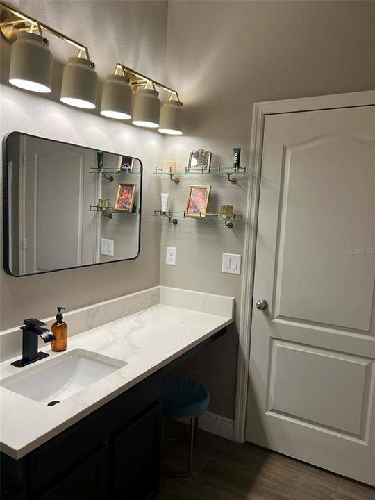 合同活跃: $349,999 (4 贝兹, 2 浴室, 1696 平方英尺)