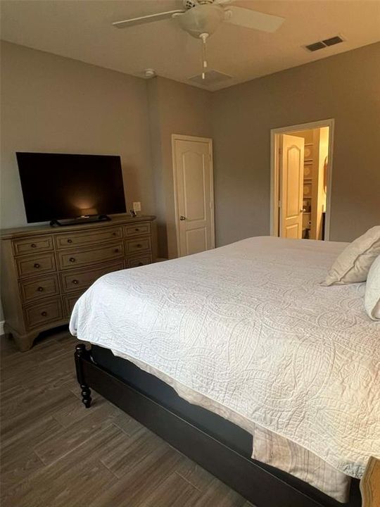 合同活跃: $349,999 (4 贝兹, 2 浴室, 1696 平方英尺)