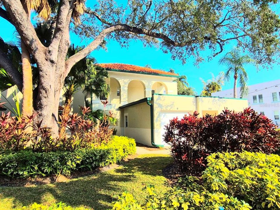 For Rent: $3,250 (2 beds, 2 baths, 1296 Square Feet)