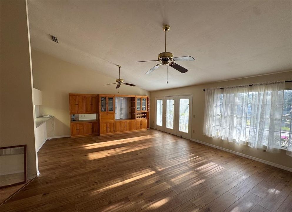 For Rent: $1,800 (3 beds, 2 baths, 1593 Square Feet)