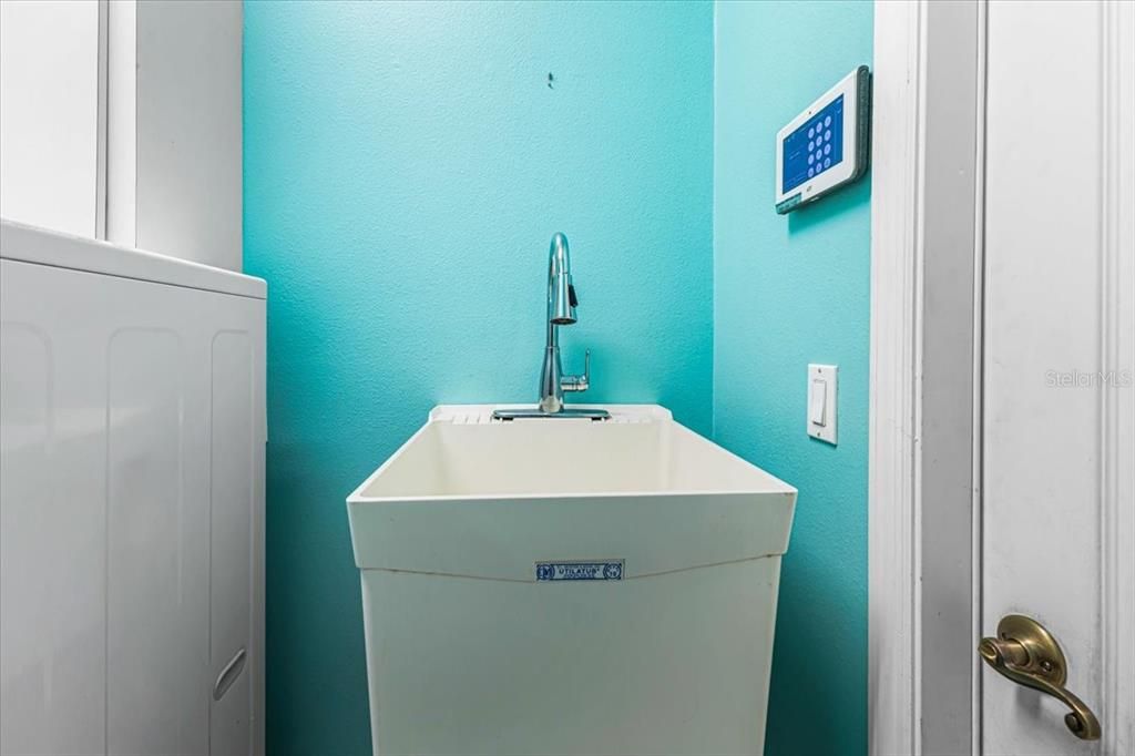 For Sale: $477,000 (3 beds, 2 baths, 2412 Square Feet)