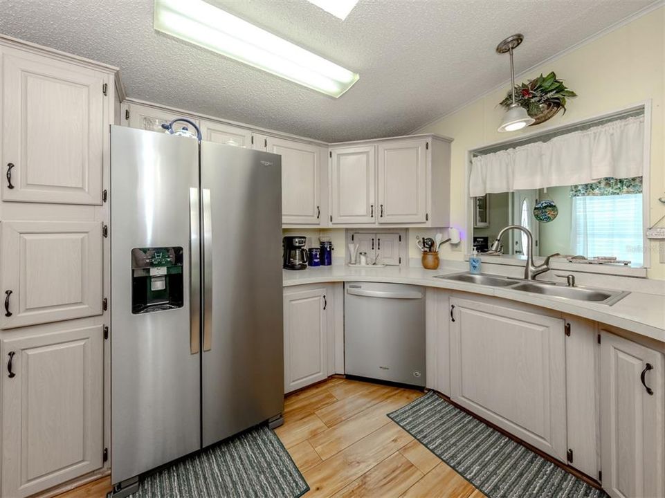 For Sale: $179,900 (2 beds, 2 baths, 1566 Square Feet)