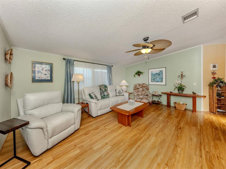 For Sale: $179,900 (2 beds, 2 baths, 1566 Square Feet)