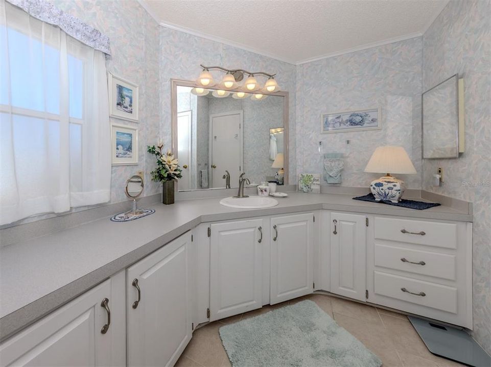 For Sale: $179,900 (2 beds, 2 baths, 1566 Square Feet)