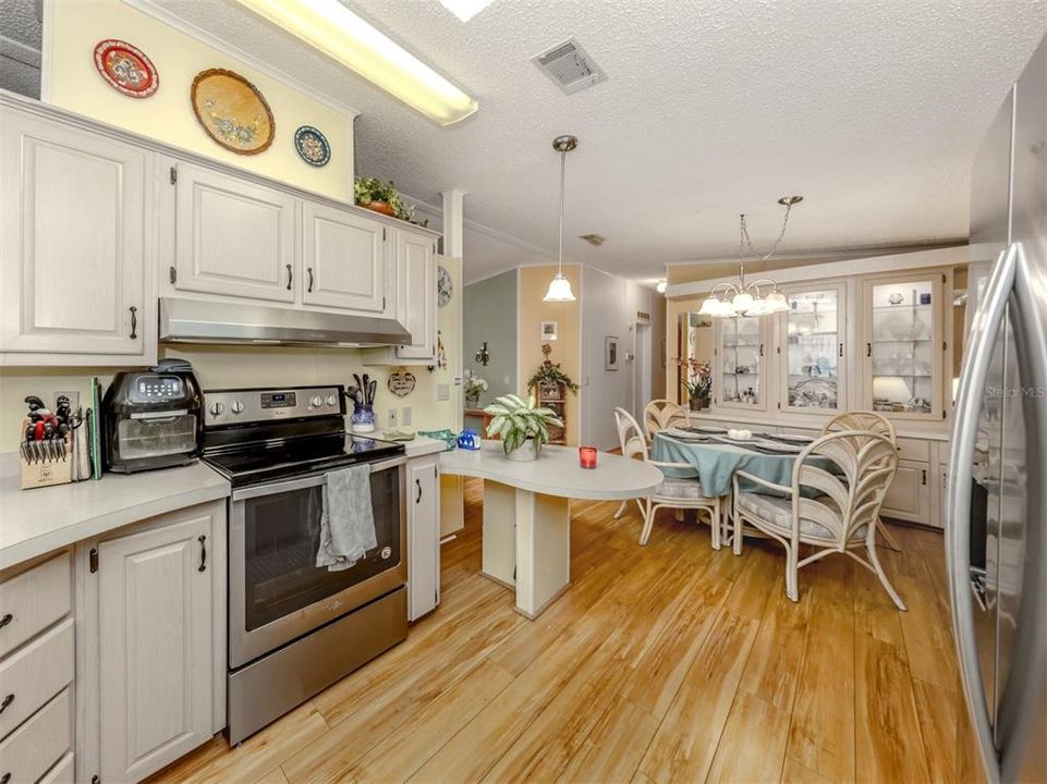 For Sale: $179,900 (2 beds, 2 baths, 1566 Square Feet)